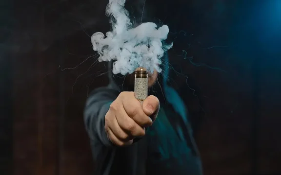 Cataluña y Andalucía, primeras en regular el cigarrillo electrónico