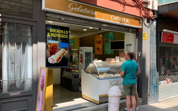 ¿Qué es la cartelería digital y cómo utilizarla en mi comercio?
