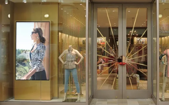 Cómo las pantallas led de publicidad aumentan las ventas en un comercio minoristas