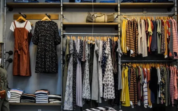 Cómo atraer al cliente de tu tienda de ropa con pantallas LED de publicidad