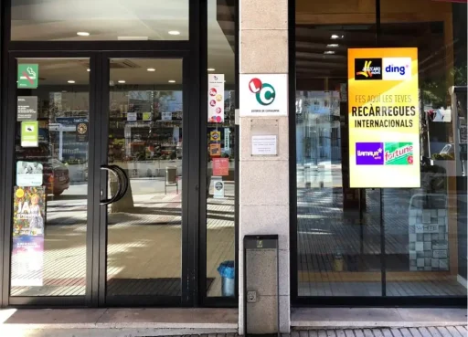 ¿Por qué es recomendable instalar pantallas publicitarias para escaparates?