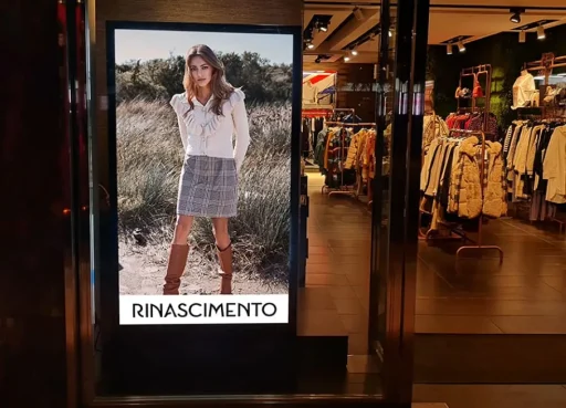 ¿Cómo atraer nuevos clientes con pantallas de escaparate?