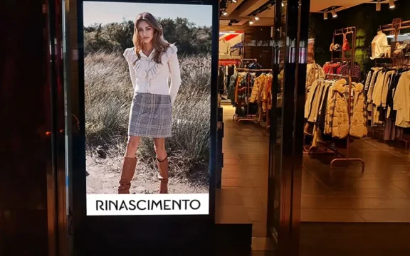 ¿Cómo atraer nuevos clientes con pantallas de escaparate?