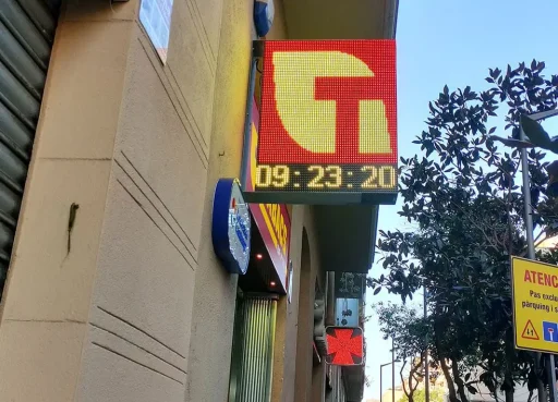 Potencia la visibilidad de tu negocio con una banderola led publicitaria