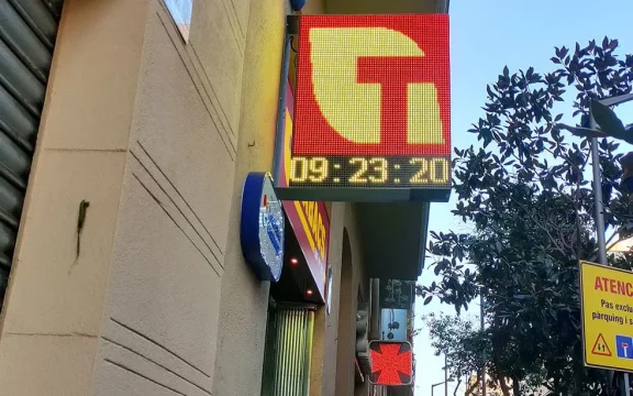 Potencia la visibilidad de tu negocio con una banderola led publicitaria