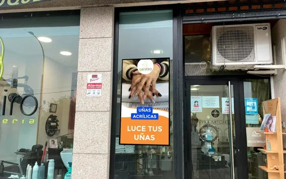 Pantallas LED de escaparate: la guía definitiva 2023