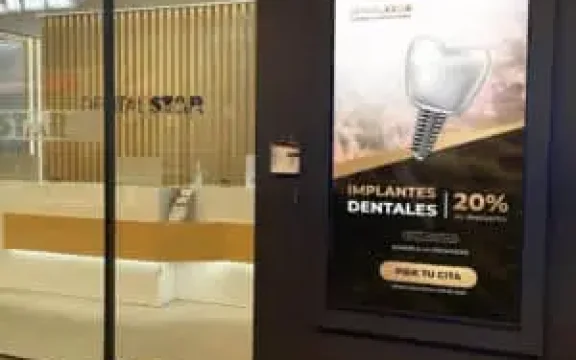Escaparates Interactivos: La Clave para Destacar en el Sector Óptico con Pantallas para Escaparate y Pantallas LED para Interiores