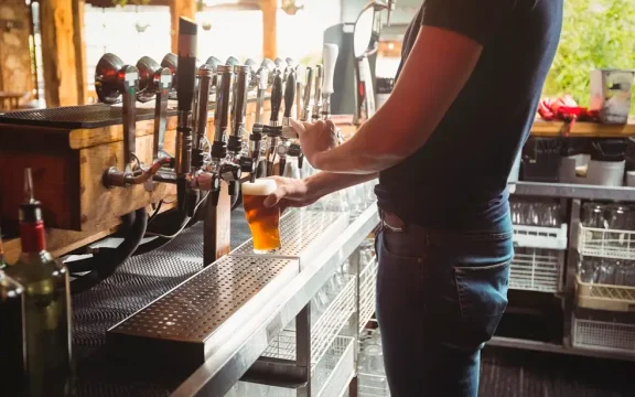 Condenado a dos años por robar la recaudación de un bar de Écija, así puedes evitarlo 