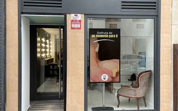 Ilumina tu Negocio: La Revolución de los Escaparates Modernos