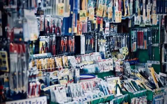 Incrementa tus ventas en tu ferretería con pantallas LED de escaparate
