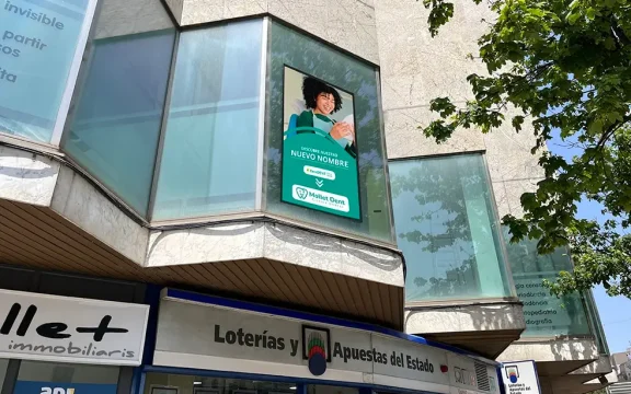 Ideas para que tus Productos Brillen con Luz Propia Dentro y Fuera de tu Tienda
