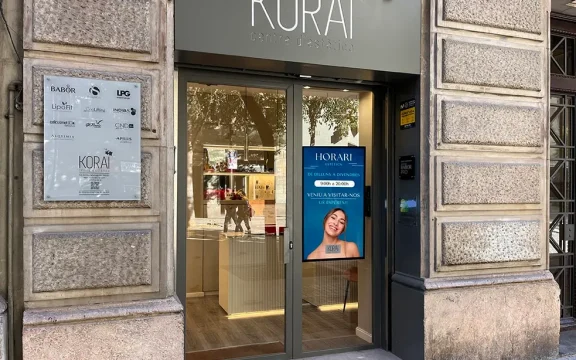 Transforma tu Escaparate: Secretos para Captar Miradas y Resistir Cualquier Clima