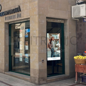 pantalla escaparate agencia viajes barcelona