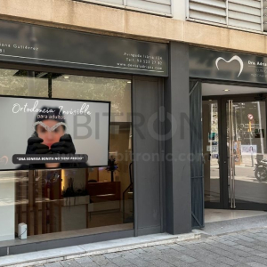 pantalla escaparate clinica dental barcelona