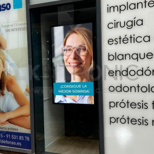 pantalla escaparate clinica dental barcelona