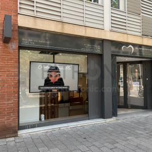 pantalla escaparate clinica dental barcelona
