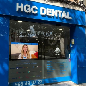 pantalla escaparate clinica dental barcelona