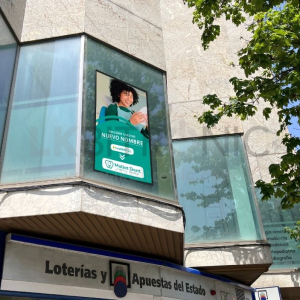 pantalla escaparate clinica dental barcelona