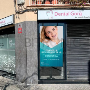 pantalla escaparate clinica dental barcelona badalona