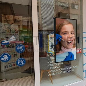 pantalla escaparate clinica dental en valencia