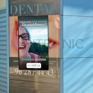 pantalla escaparate clinica dental gandia