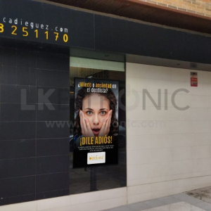 pantalla escaparate clinica dental granada