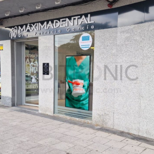 pantalla escaparate clinica dental madrid