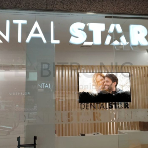 pantalla escaparate clinica dental montigala