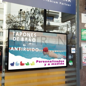pantalla escaparate clinica marbella