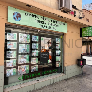 pantalla escaparate inmobiliaria barcelona