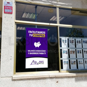 pantalla escaparate inmobiliaria calafell