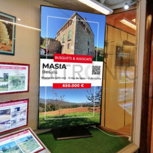 pantalla escaparate inmobiliaria girona