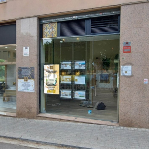 pantalla escaparate inmobiliaria mataro