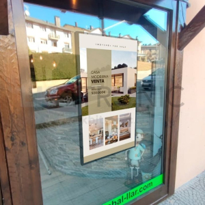 pantalla escaparate inmobiliaria vic