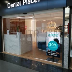 pantalla escaparate para clinica dental barbera del valles