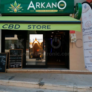 pantalla escaparate tienda cbd barcelona