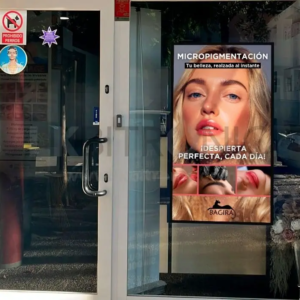pantalla escaparate con totem para estetica girona