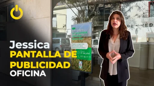 Jessica y la Pantalla de Publicidad en su Oficina de Camarles
