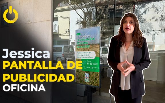 Jessica y la Pantalla de Publicidad en su Oficina de Camarles