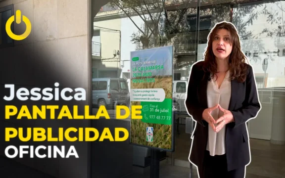 Jessica y la Pantalla de Publicidad en su Oficina de Camarles