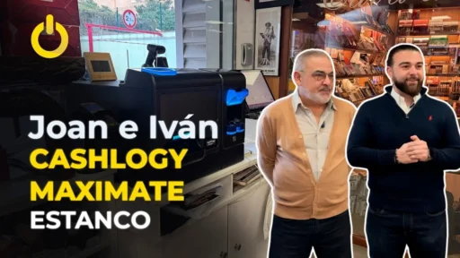 Joan, su hijo y el Cashlogy MaxiMate en su Estanco de La Jonquera