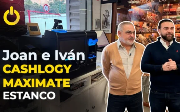 Joan, su hijo y el Cashlogy MaxiMate en su Estanco de La Jonquera