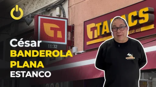 César y la banderola plana en un estanco de Barcelona