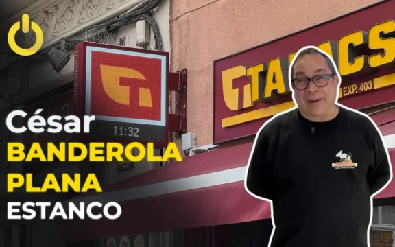 César y la banderola plana en un estanco de Barcelona